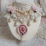 Collier Traverser le Temps brodé avec perles résines, rocailles verres, dentelle, argent 925 et perles Cristal Swarovski 